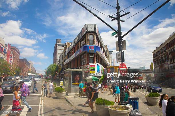 triangular busy intersection in south bronx - the bronx stockfoto's en -beelden