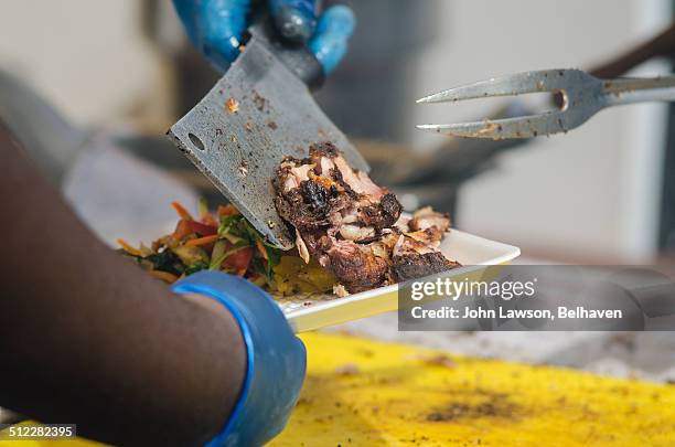 jerk chicken being served - jerk chicken stockfoto's en -beelden