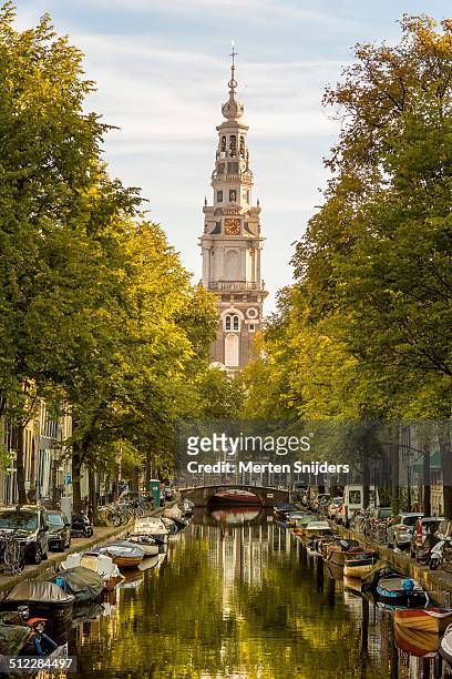 the zuiderkerk along groenburgwal - amsterdam canal fotografías e imágenes de stock