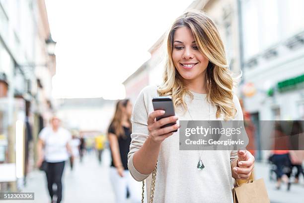 trovare lo lo shopping online - one young woman only texting foto e immagini stock