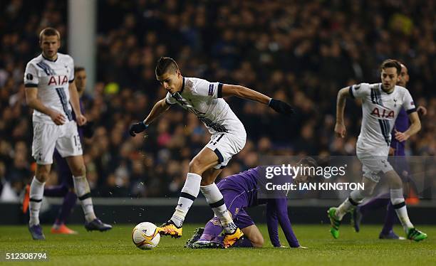 Tottenham Hotspur's Argentinian midfielder Erik Lamela vies with Fiorentina's Uruguayan forward Matias Vecino during the UEFA Europa League round of...