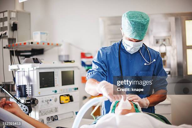 anestetico infermiere e paziente - anesthetic foto e immagini stock