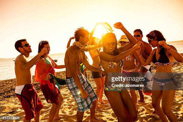 spring break backlit group of young people dancing on beach - beach party 個照片及圖片檔