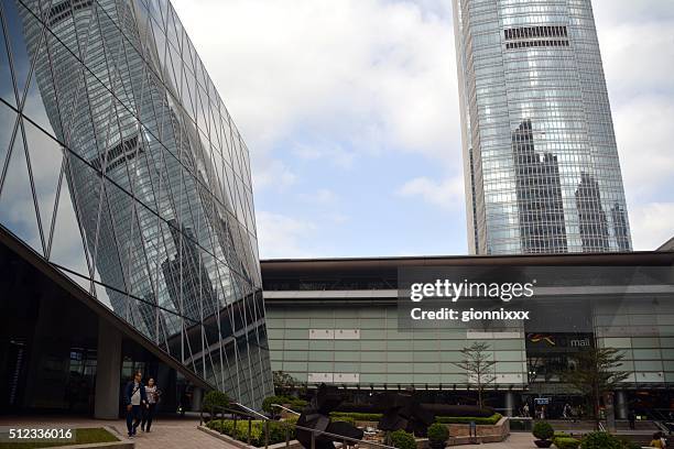 hong kong central reflections - 2 international finance center stockfoto's en -beelden