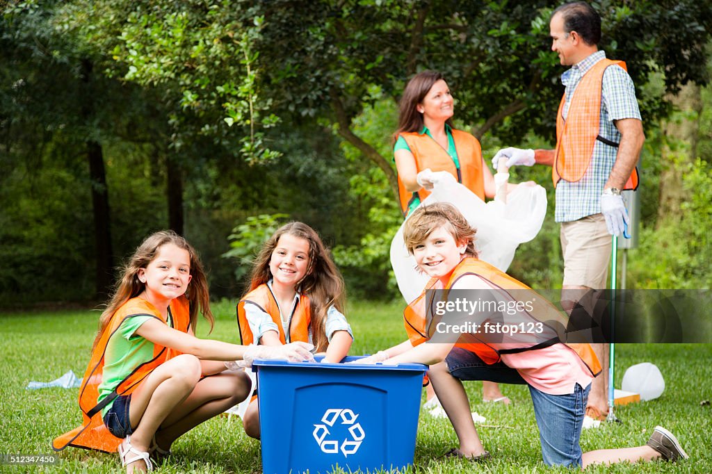 Bénévoles: Famille nettoient leurs community park. Poubelle de recyclage.