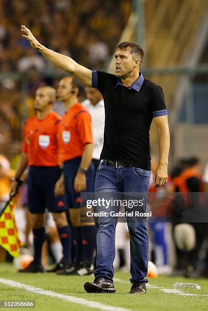 Eduardo Coudet coach of Rosario Central gives instructions to his players during a group stage match between Rosario Central and Nacional as part of...