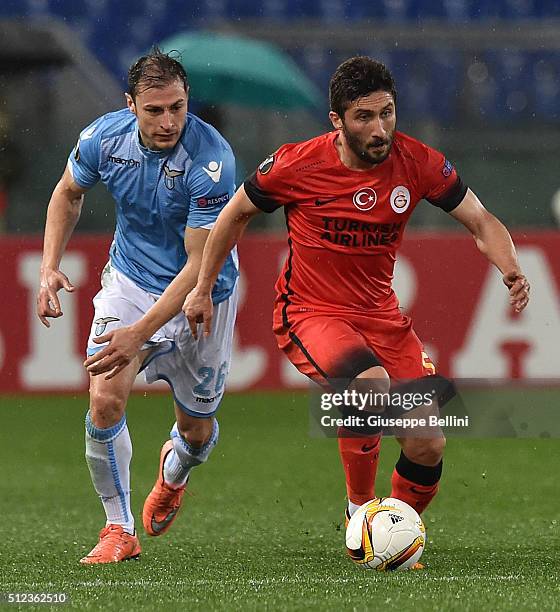 Stefan Radu of SS Lazio and Sabri Sarioglu of Galatasaray AS in action during the UEFA Europa League Round of 32 second leg match between SS Lazio...