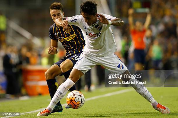 Kevin Ramirez of Nacional fights for the ball with Franco Cervi of Rosario Central during a group stage match between Rosario Central and Nacional as...