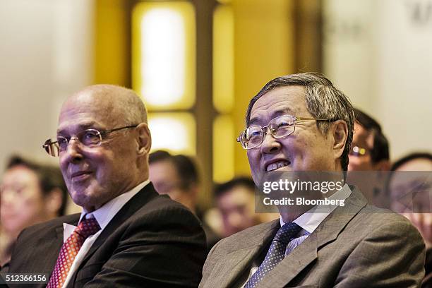 Zhou Xiaochuan, governor of the People's Bank of China , right, and Henry Paulson, former U.S. Treasury Secretary, attend the Institute of...