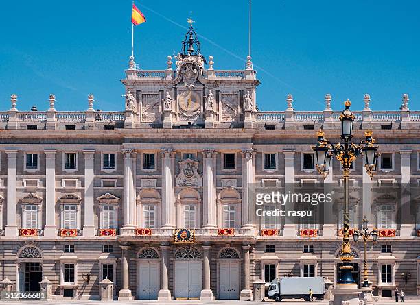 royal palace in madrid - koninklijk paleis van madrid stockfoto's en -beelden