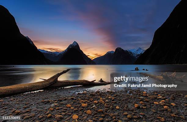 epic sunset at milford sound - pico mitre fotografías e imágenes de stock