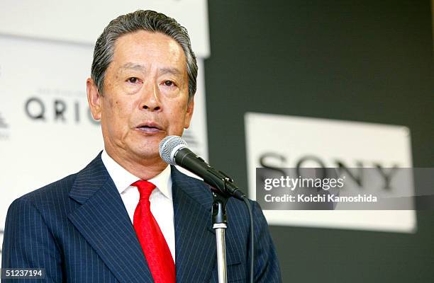 Sony CEO Nobuyuki Idei speaks to the media about Sony's humanoid... News Photo - Getty Images