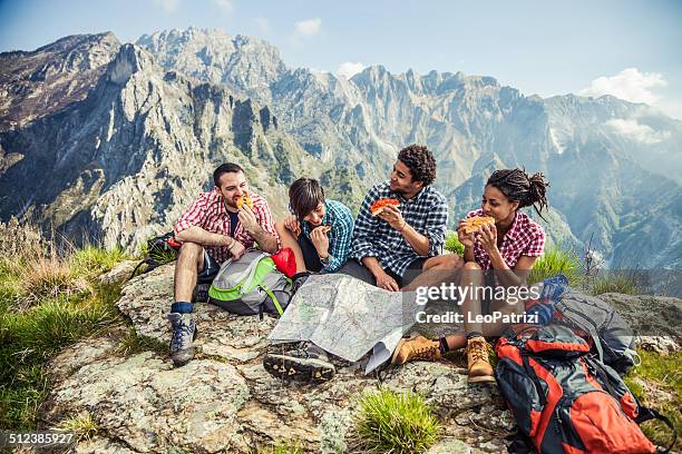 freundinnen entspannen in die berge - bergsteiger mit karte und rucksack stock-fotos und bilder