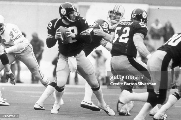 6th January 1980, American football player with the Pittsburgh Steelers Terry Bradshaw prepares to pass the ball during a playoff game against the...