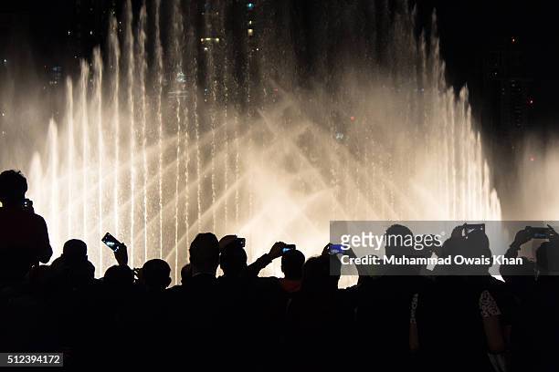 tourists enjoying dubai fountain show - in front of camera stock pictures, royalty-free photos & images