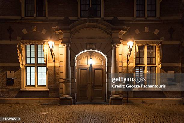 dutch parliament (binnenhof) at night - ビネンホフ ストックフォトと画像
