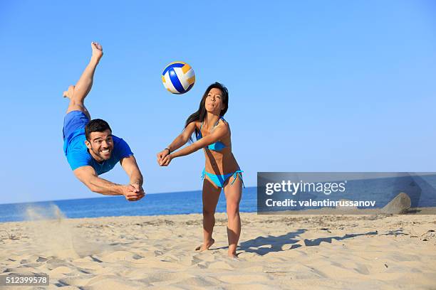 beach volley in action - beach volleyball stockfoto's en -beelden