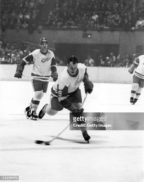 8th March 1965, Canadian hockey player Gordie Howe, right wing for the Detroit Red Wings, handles the puck during a game against the New York Rangers.
