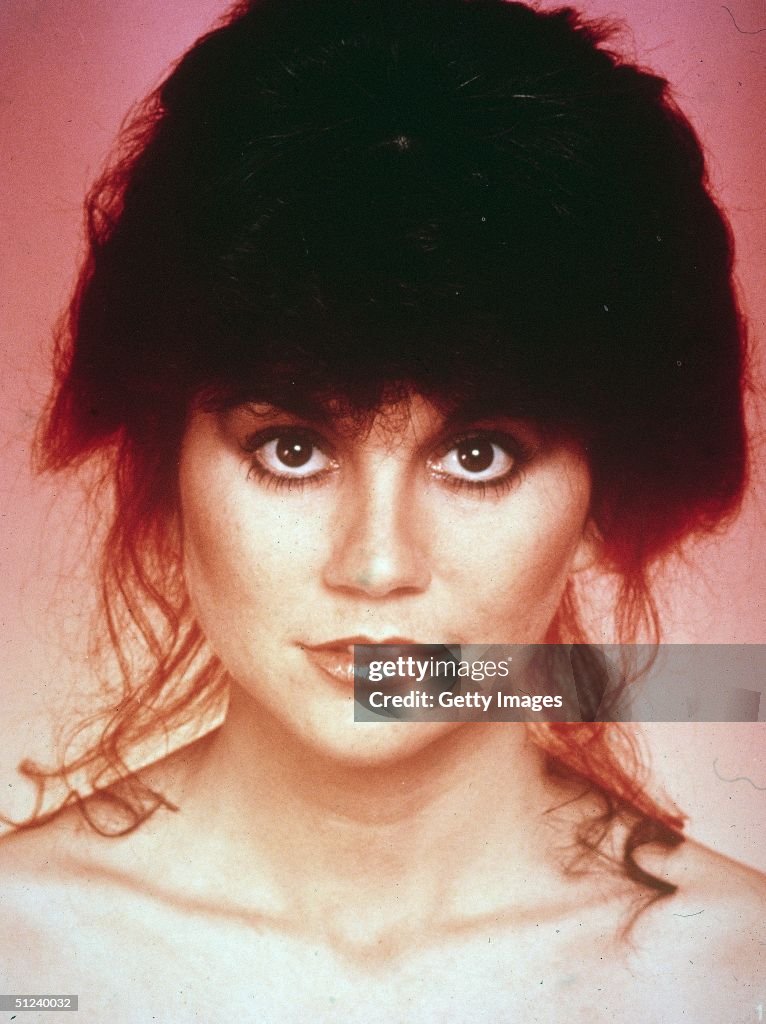 Linda R Circa 1977, Studio headshot of American pop singer Linda Ronstadt ...