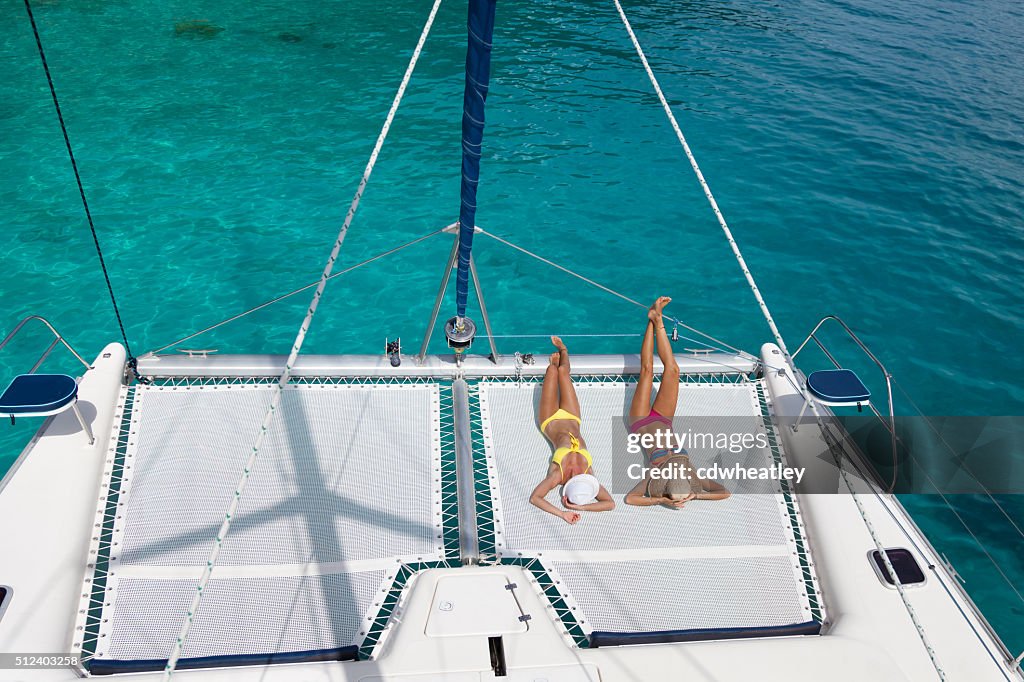 Frauen Entspannen auf dem Katamaran in der Karibik