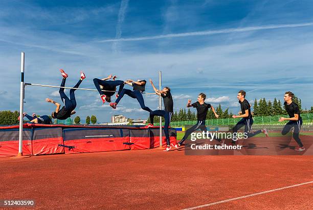 séquence image de jeune athlète performant saut en hauteur - saut en hauteur photos et images de collection