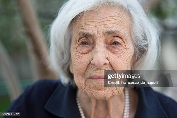 retrato de mulher idosa - wrinkled imagens e fotografias de stock