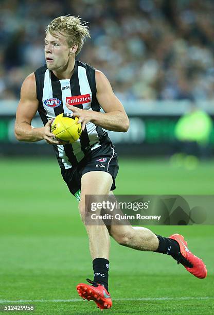Jordan de Goey of the Magpies looks to pass the ball during the 2016 NAB Challenge match between the Geelong Cats and the Collingwood Magpies at...