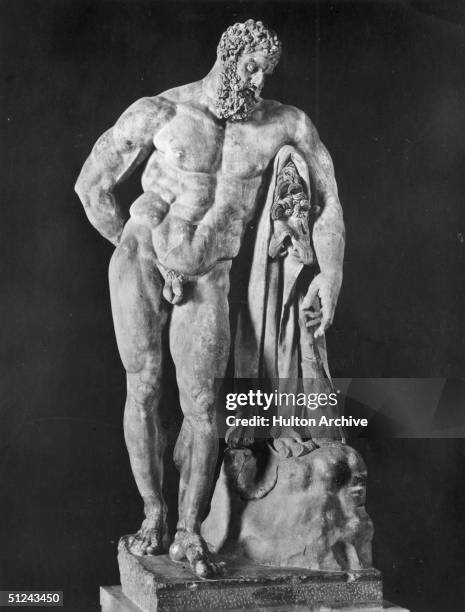 Circa 1500, A statue of mythical hero Hercules, a son of Zeus known for his strength. With him is the body of the lion of Nemea which he stunned with...