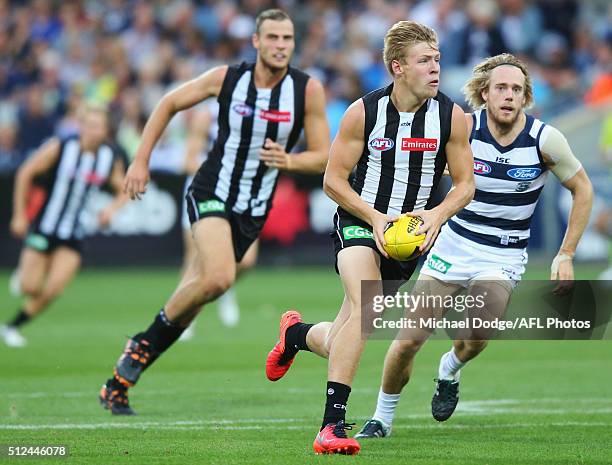 Jordan de Goey of the Magpies runs with the ball during the 2016 NAB Challenge match between the Geelong Cats and the Collingwood Magpies at Simonds...