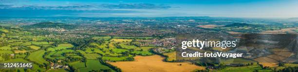 vue panoramique sur la ville et de la banlieue de champs verts de l'été dans la campagne - paysage agricole photos et images de collection