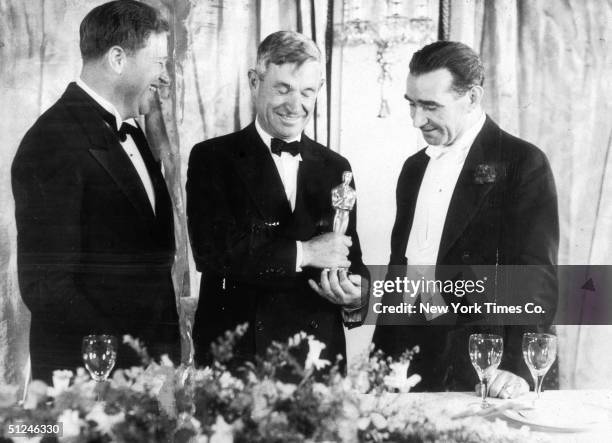 16th March 1934, American sound engineer Franklin Hansen, actor and writer Will Rogers and Scottish-born director Frank Lloyd stand at the podium at...