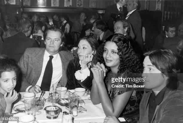 30th January 1977, American actors Jack Nicholson and Anjelica Huston, sit with American actor Robert De Niro, De Niro's wife, actor and singer...