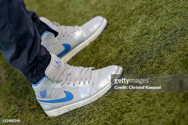 The sport boots of head vcoach Stefan Effenberg of Paderborn are senn prior to during the 2. Bundesliga match between SC Paderborn and RB Leipzig at...