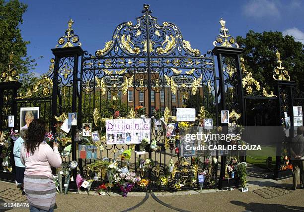 People remembering the seventh anniversay of the death of Princess Diana's death gather at Kennsington Palace in Hyde Park London 31 August, 2004....