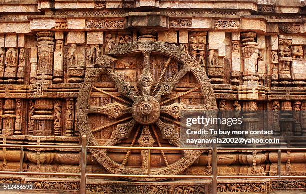 chariot wheel of konark temple - konark wheel stock pictures, royalty-free photos & images