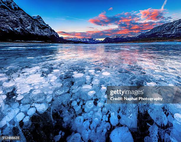 abraham lake at sunset - abraham lake stockfoto's en -beelden