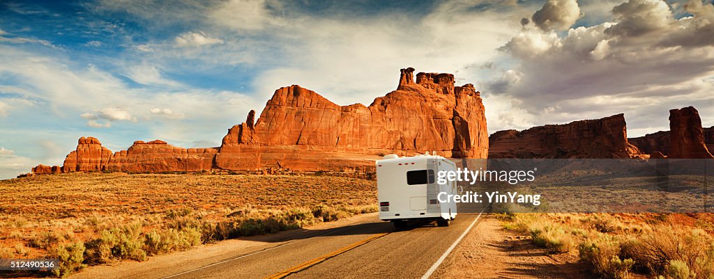 Trailer de campismo Condução de veículos e a viajar no sudoeste americano