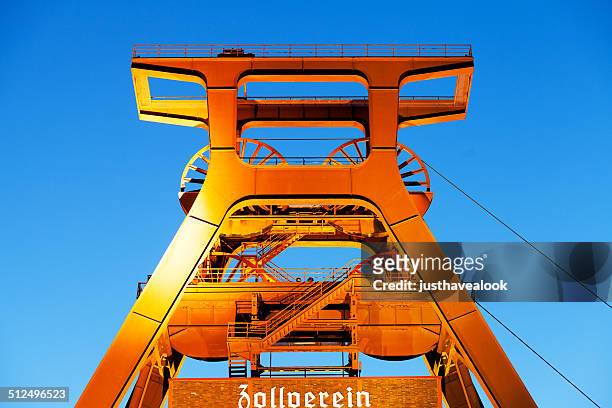 temprano por la tarde y la noche toma de zeche zollverein - mina subterránea fotografías e imágenes de stock