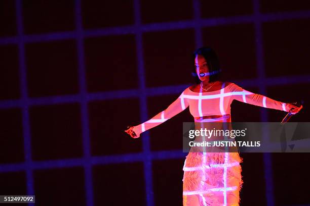 Singer Rihanna performs during the BRIT Awards 2016 in London on February 24, 2016. / AFP / JUSTIN TALLIS / RESTRICTED TO EDITORIAL USE, TO...