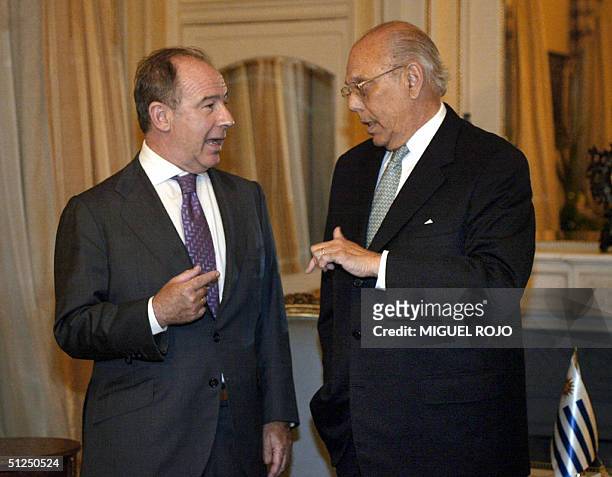 El presidente de Uruguay, Jorge Batlle dialoga con el director gerente del Fondo Monetario Internacional, Rodrigo Rato el 31 de agosto de 2004 en...