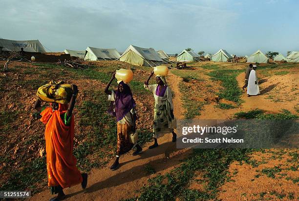 dafur refugees overwhelm camps in chad - campo de refugiados imagens e fotografias de stock