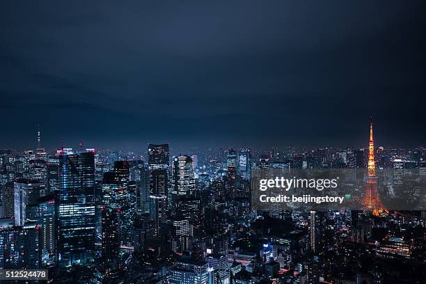 escena de una hermosa vista nocturna de los edificios de la ciudad de tokio - city night fotografías e imágenes de stock