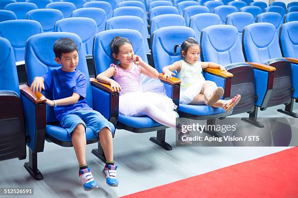 students in school auditorium - school auditorium seats stock pictures, royalty-free photos & images