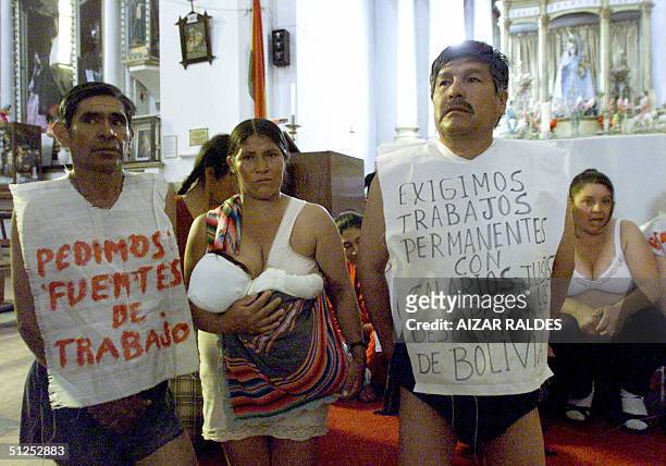 Mujeres y hombres de la Confederacion de Desocupados de Bolivia permanecen en ropas menores en el interior de una iglesia el 01 de Setiembre en La...