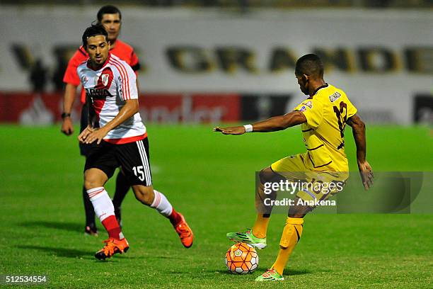 Manuel Granados of Trujillanos struggles for the ball with Leonardo Pisculichi of River Plate during a group stage match between Trujillanos and...
