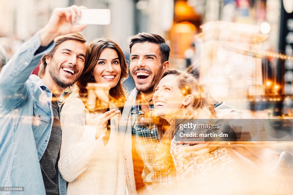 Eine Gruppe von Freunde nehmen selfie in Istanbul