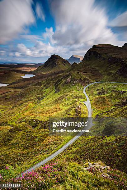 estrada nas montanhas quiraing - scottish highlands - fotografias e filmes do acervo
