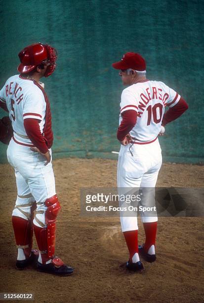 Manager Sparky Anders of the Cincinnati Reds stands on the mound with catcher Johnny Bench while he makes a pitching change against the Boston Red...