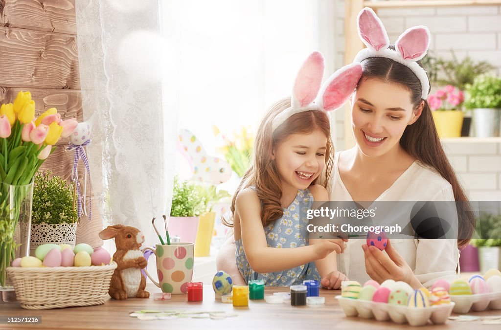 Familia preparando para Semana Santa