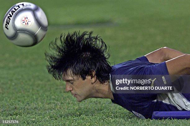 Jose Saturnino Cardozo jugador del Toluca de Mexico y de la seleccion paraguaya cabecea el balon durante una practica en Asuncion, el 02 de setiembre...